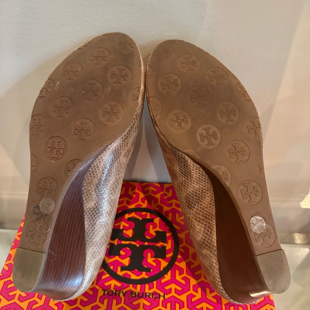 Tory Burch Sally 2 Women's Tan Snake Embossed Wedge Heels 9 Excellent! - Picture 4 of 9